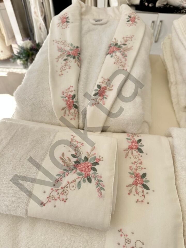 Dallı Tohum Model Bornoz Takımı